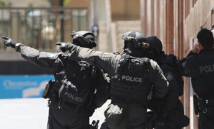 آوای ورزقان:پلیس سیدنی پایان گروگان‌گیری را رسما اعلام کرد/ گروگانگیر به ضرب گلوله پلیس کشته شد/ رسانه‌های غربی در اقدامی هماهنگ عامل گروگانگیری را یک ایرانی معرفی کردند! + تصاویر