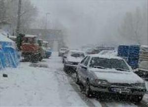 آوای ورزقان: بارش برف گردشگران و مسافران نوروزی را در کندوان اسکو غافلگیرکرد