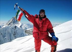 آوای ورزقان: قیچی ساز در آستانه ثبت رکورد تاریخی / پرافتخارترین کوهنورد ایران عازم قله لوتسه شد