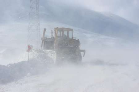 آوای ورزقان: مسدود بودن راه ارتباطی هفت روستای ورزقان به دلیل برف و کولاک
