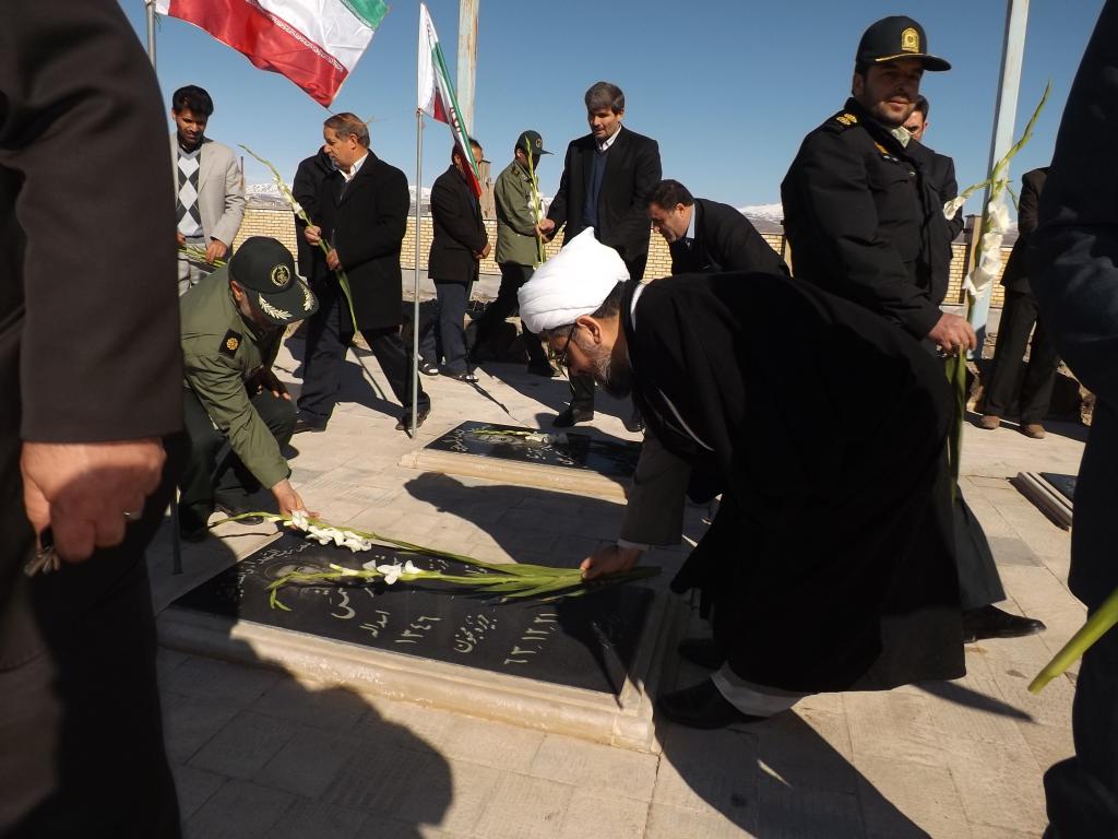 آوای ورزقان: غبار روبی و گل افشانی مزار شهدای ورزقان/ تصویری