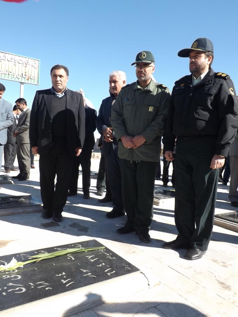 آوای ورزقان:غبار روبی و گل افشانی مزار شهدای ورزقان به روایت تصویر