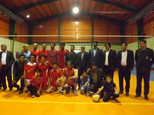 آوای ورزقان: پایگاه شهید مدنی صومعه‌دل قهرمان مسابقات والیبال جام رمضان شد/ تصویری