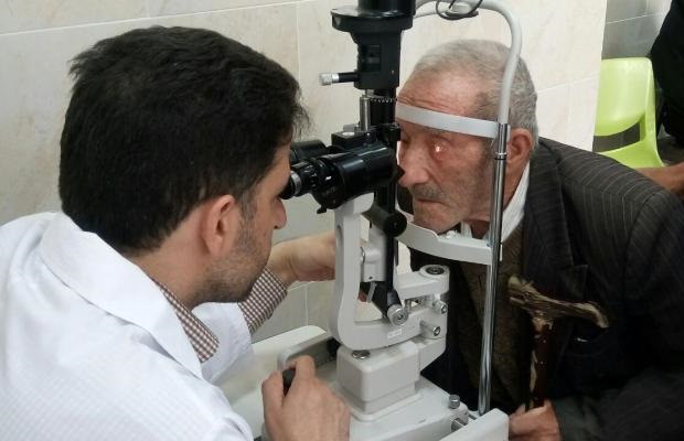 آوای ورزقان: ویزیت رایگان 450 نفر از بیماران چشمی توسط چشم‌پزشک بسیجی/ تصویری